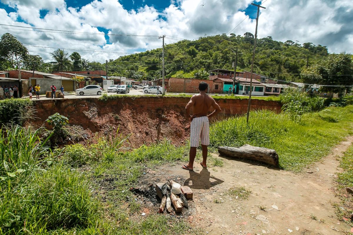 Buracão divide comunidade em Candeias