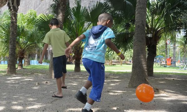 Crianças brincando no Rio