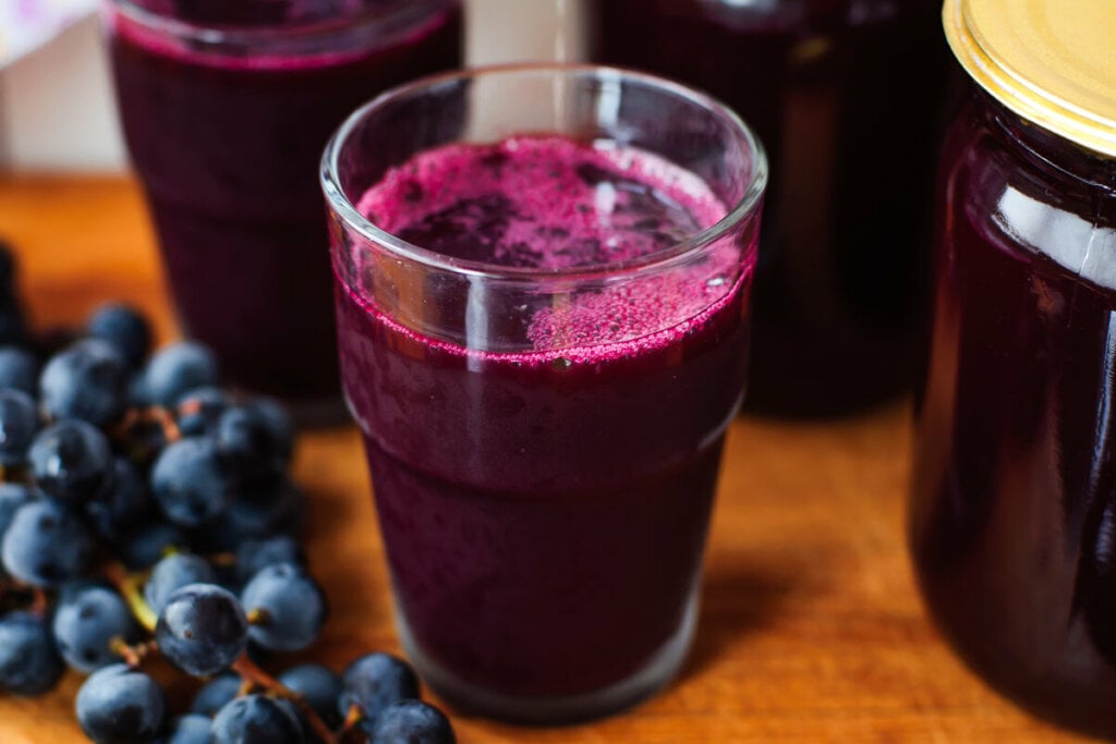 [Edicase]Suco de uva e amora (Imagem: Tatiana Vorona | Shutterstock) por  
