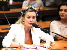 Imagem - Deputada atrela redução da jornada de trabalho ao PIB e propõe período de transição de 12 anos