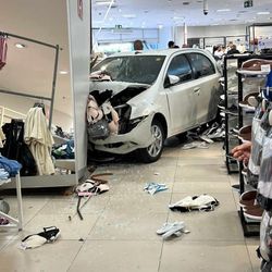 Imagem - Motorista perde o controle de carro e invade loja no Shopping Barra