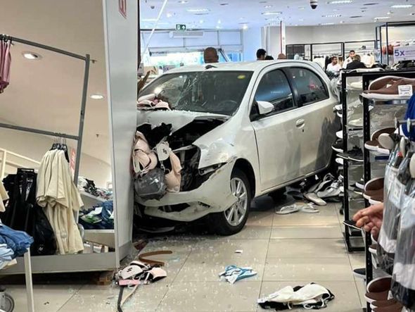Imagem - Motorista perde o controle de carro e invade loja no Shopping Barra