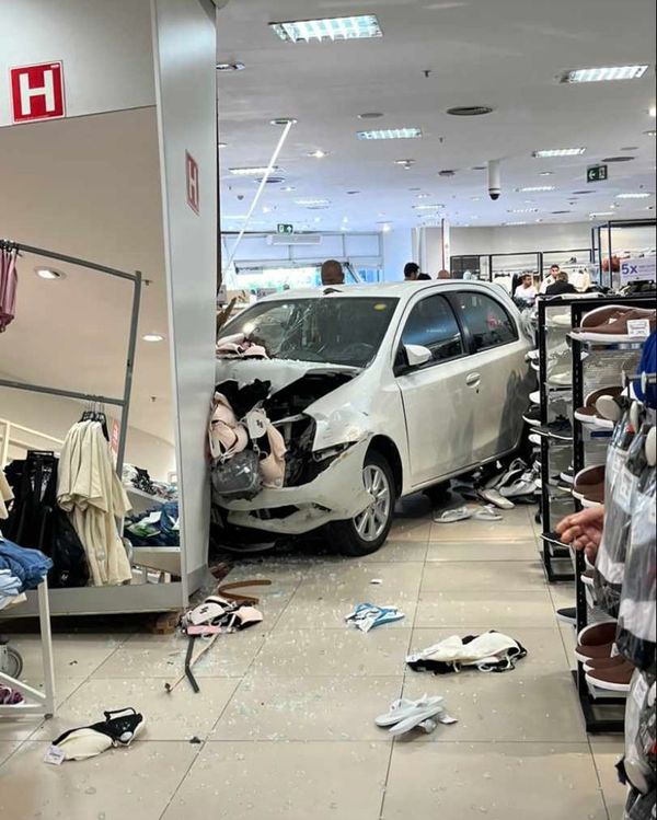 Carro invade loja em shopping de Salvador 