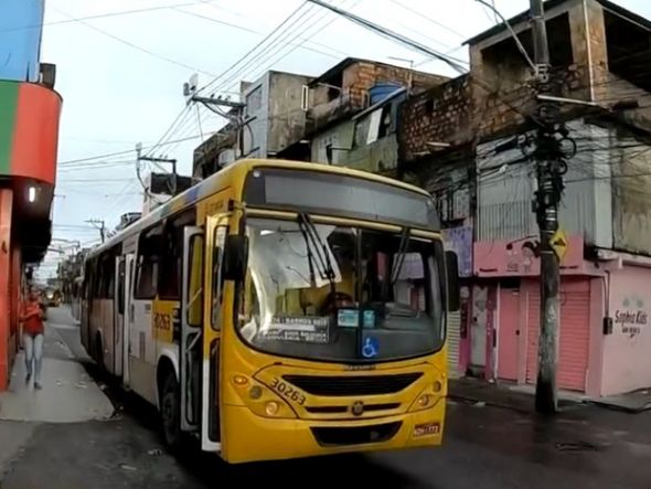 Imagem - Homem fica preso entre rodas de ônibus em Fazenda Coutos