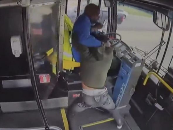 Imagem - Homem agride motorista enquanto ônibus estava em movimento nos EUA