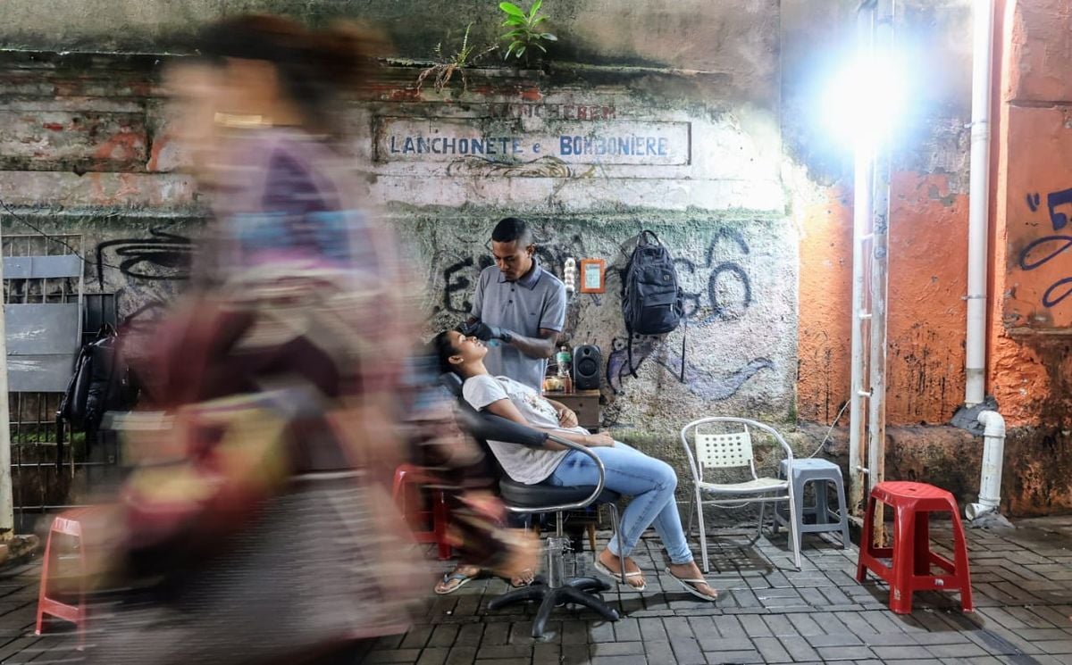 Trabalho ocorre na presença de transeuntes 