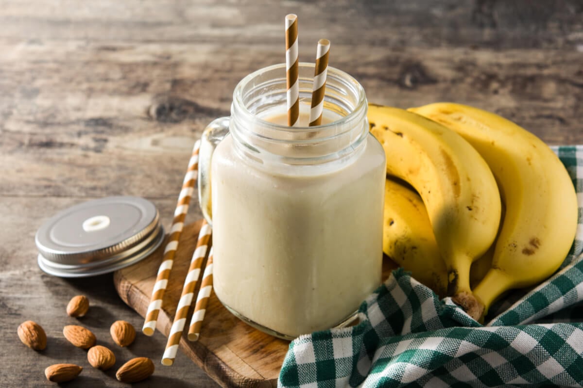 [Edicase]Vitamina de banana e amêndoas (Imagem: etorres | Shutterstock) por  