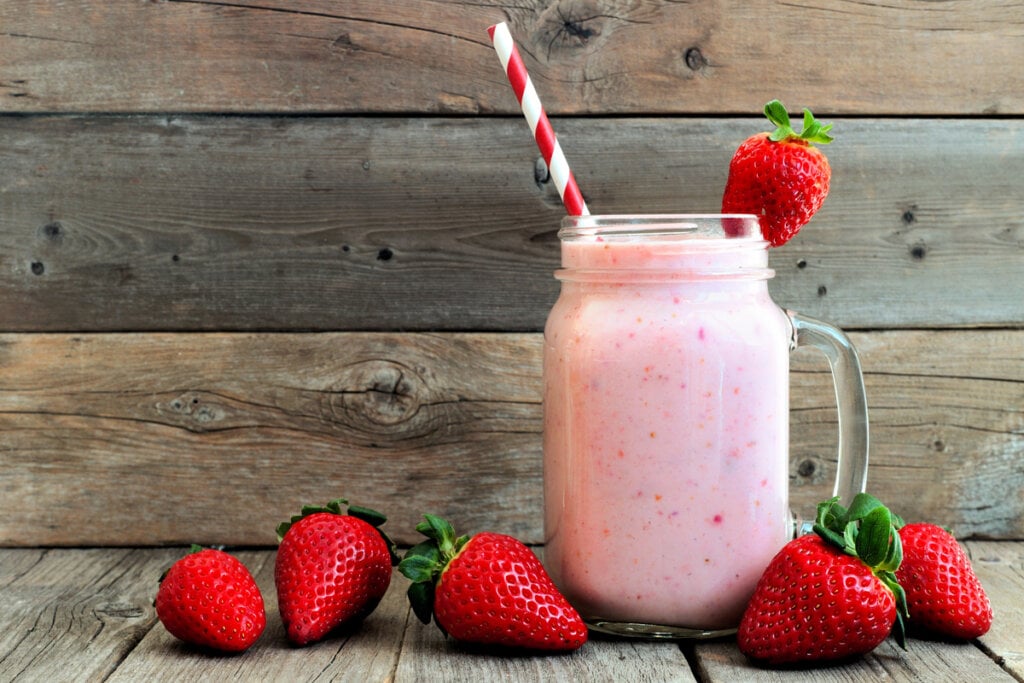 [Edicase]Vitamina de morango e banana (Imagem: JeniFoto | Shutterstock) por  
