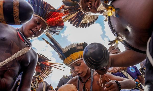 Indígenas de várias etnias que participam do Acampamento Terra Livre 2024 marcham na Esplanada dos Ministérios 