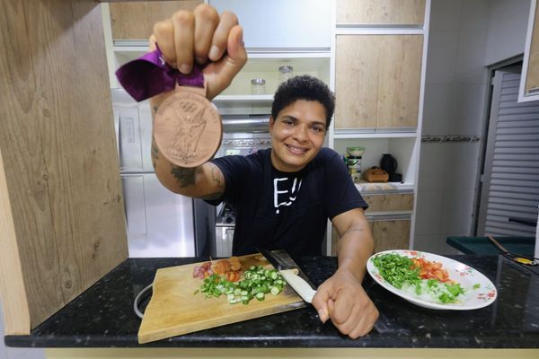 Pugilista Adriana Araújo vai leiloar medalha de bronze dos Jogos Olímpicos de Londres-2012 para investir em um restaurante