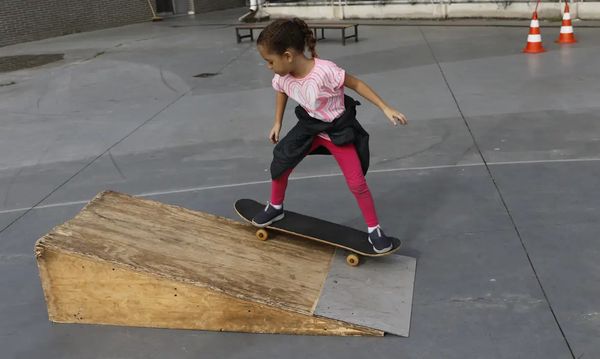 Aula de skate para crianças na Vila Olímpica da Gamboa