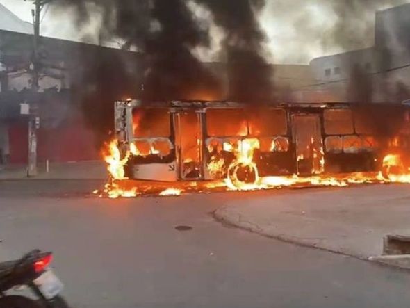 Imagem - Violência em São Cristóvão: homens ateiam fogo em ônibus após mortes no bairro