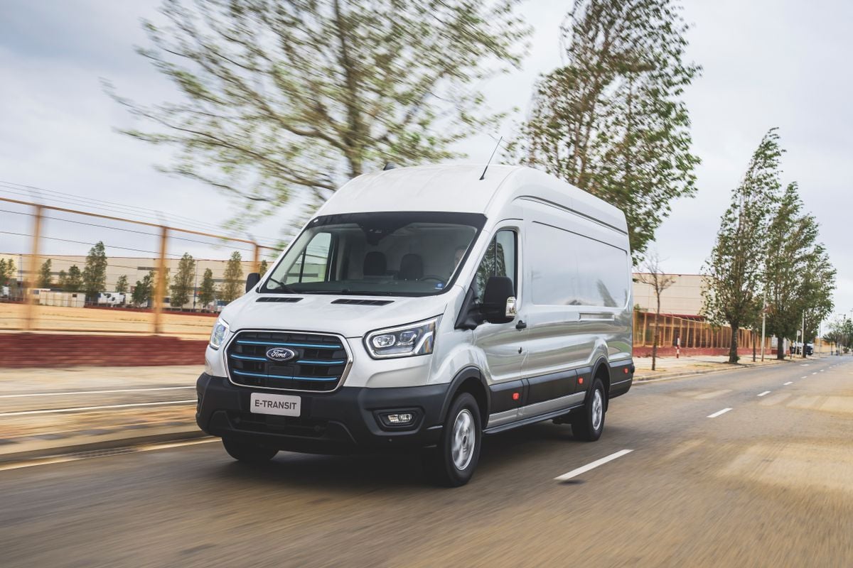 As versões a combustão da Ford Transit são montadas no Uruguai e a elétrica vem da Europa