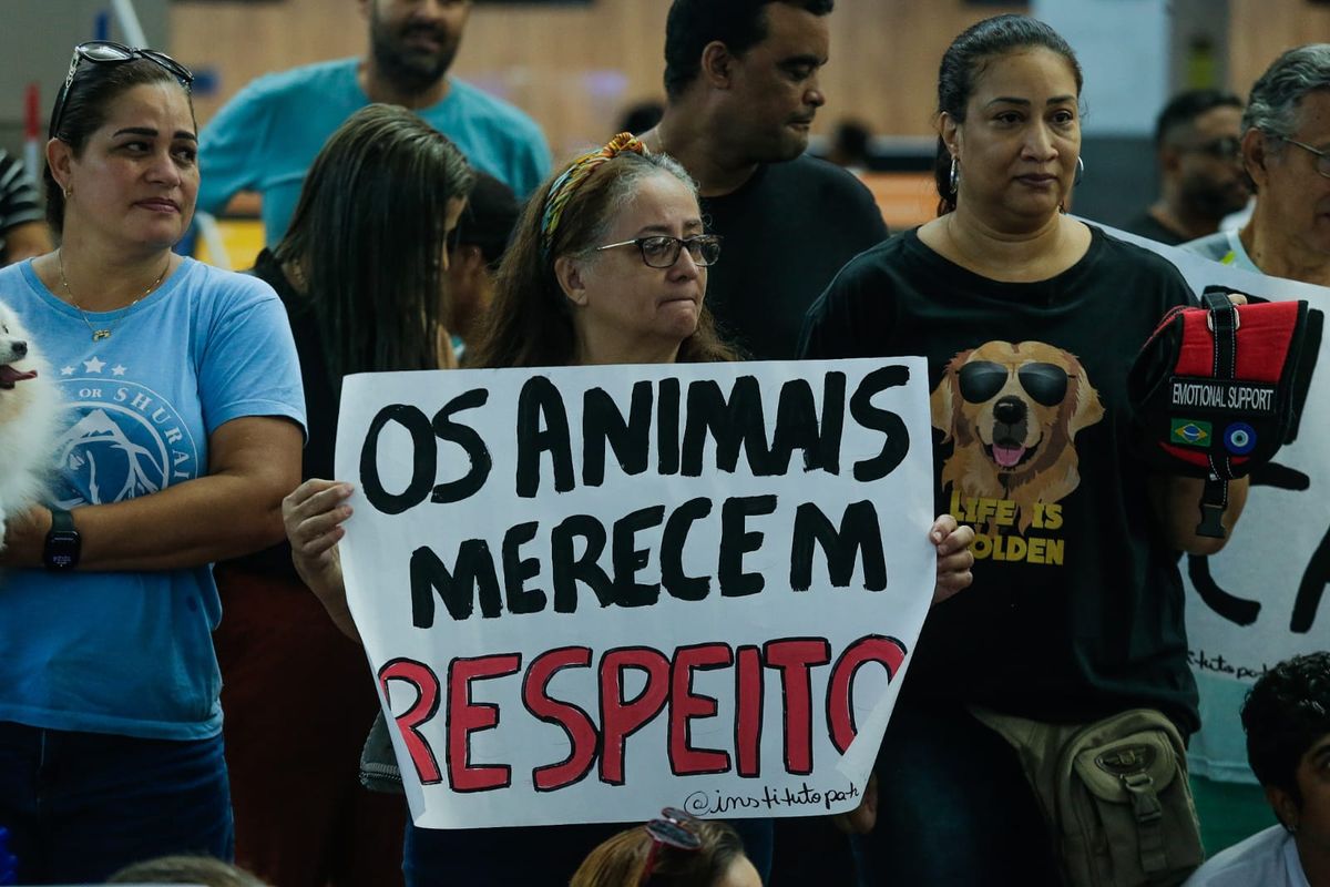 Mais de 50 tutores e seus cães participaram do protesto que aconteceu em frente a Gol