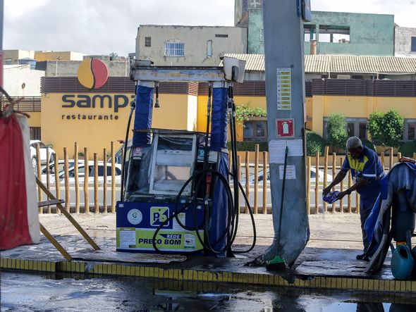 Imagem - Carro invade posto e derruba bomba de combustível na Boca do Rio