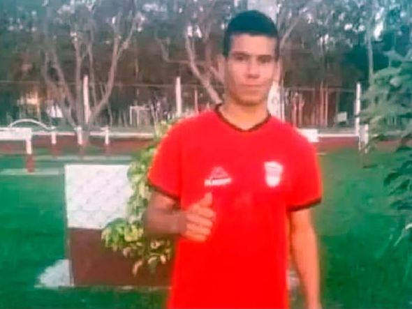 Imagem - Jogador de futebol morre após bater em muro durante partida na Argentina