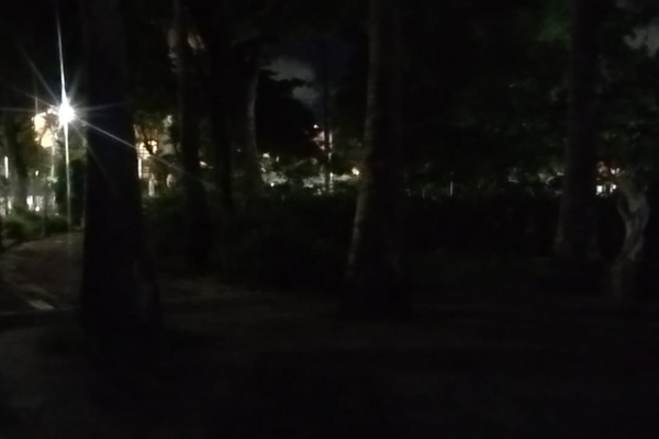 A Praça do Campo Grande ficou no escuro na noite de segunda (29)