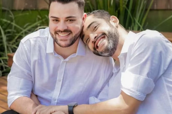 Casal homossexual denuncia empresa por homofobia ao se negar fazer convites para o casamento dos dois 