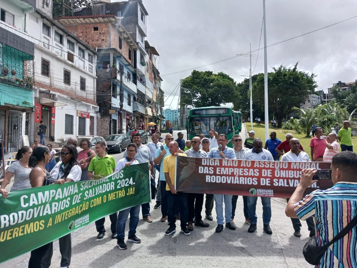 Protesto de rodoviários na entrada da Estação da Lapa