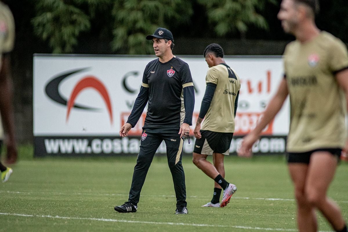 Técnico Léo Condé precisa ajustar a defesa do Vitória