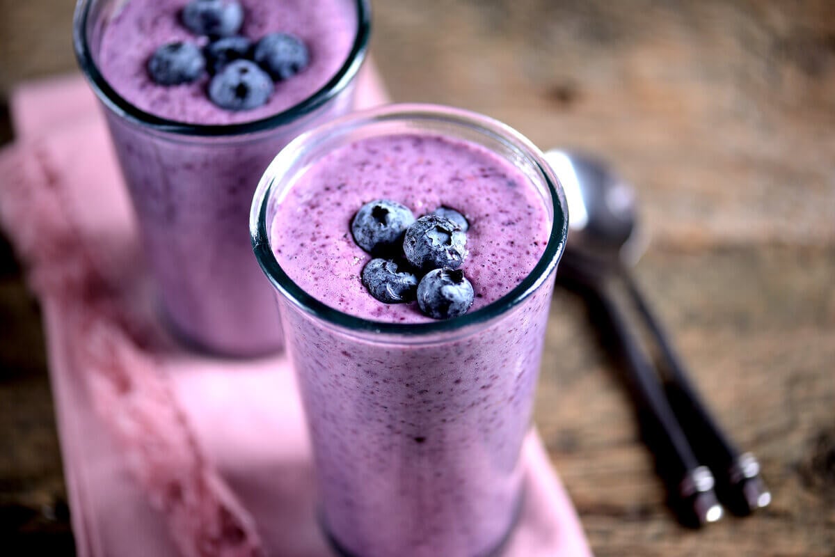 [Edicase]Vitamina de banana com blueberry (Imagem: Chudo2307 | Shutterstock) por  