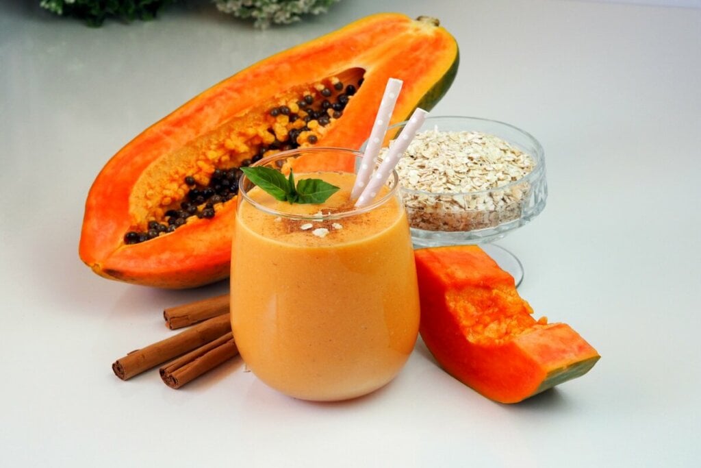 [Edicase]Vitamina de mamão com aveia e canela (Imagem: Nick Alias | Shutterstock) por  