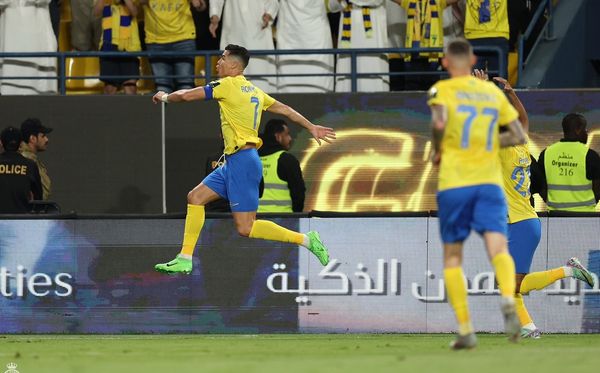 Cristiano Ronaldo comemora após marcar para o Al Nassr sobre o Al-Khaleej