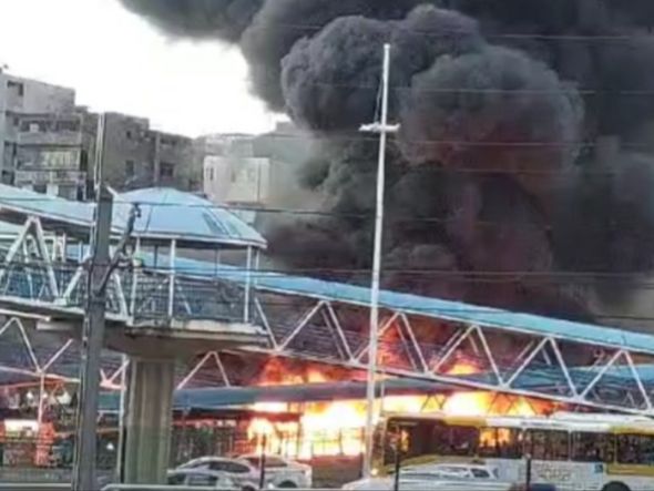 Imagem - Ônibus é incendiado em Pernambués
