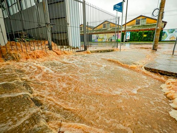 Imagem - Centro histórico de Porto Alegre inunda e ruas têm acesso bloqueado