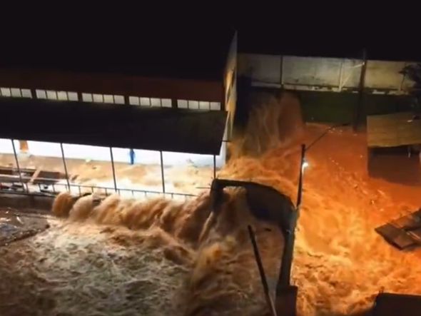 Imagem - Em São Leopoldo, Rio Grande do Sul, vídeo registra momento em que dique extravasa; veja