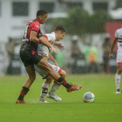 Imagem - Com um a menos durante quase o jogo inteiro, Vitória perde para o São Paulo no Brasileirão