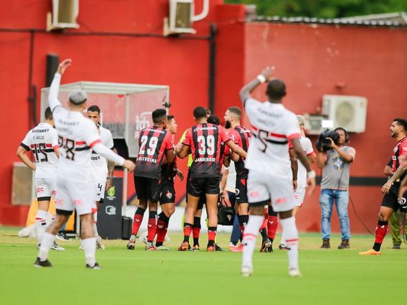 Imagem - Expulso, Wagner Leonardo volta a campo e dá entrevista durante derrota do Vitória para o São Paulo