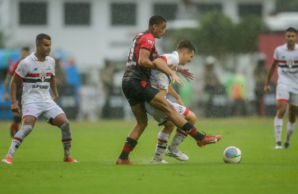 Novidade entre os titulares do Vitória contra o São Paulo, Janderson briga pela bola no Barradão