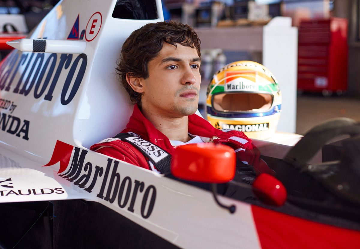 Na série, o piloto será interpretado por Gabriel Leone, que participou do filme Ferrari