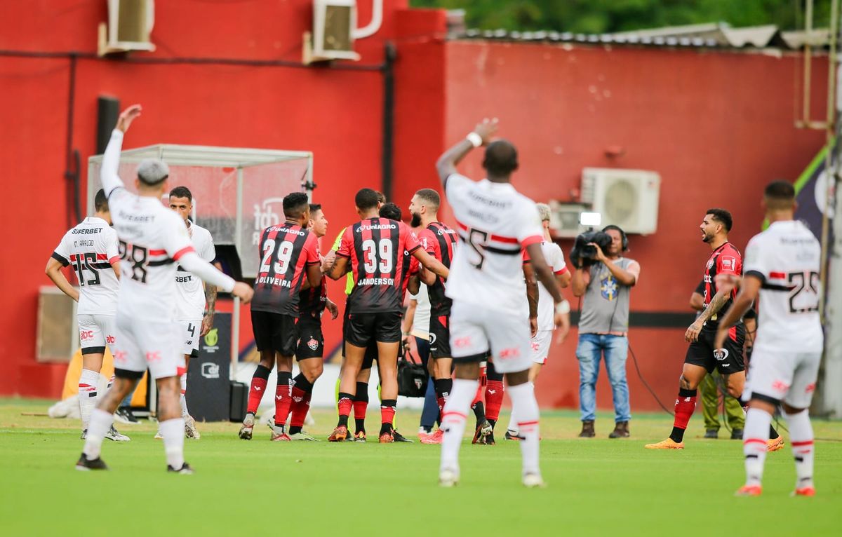 Wagner Leonardo e outros jogadores do Vitória questionam a arbitragem pode decidir pela expulsão