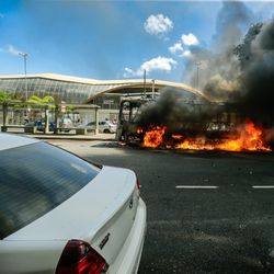 Imagem - Ônibus pega fogo no bairro do Comércio