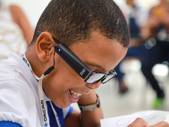 Imagem - Alunos e professores da rede municipal de ensino recebem óculos digitais de leitura