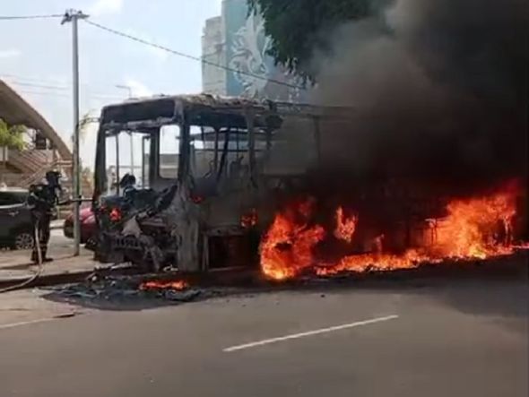 Imagem - Ônibus pega fogo no bairro do Comércio