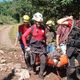 Imagem - Bombeiros baianos carregam vítima por trilha de 3 km em área de risco no RS