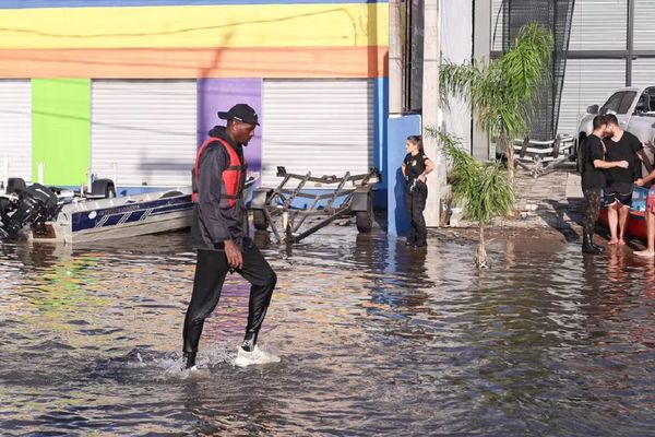 Caíque ajuda a resgatar vítimas da chuva em Porto Alegre
