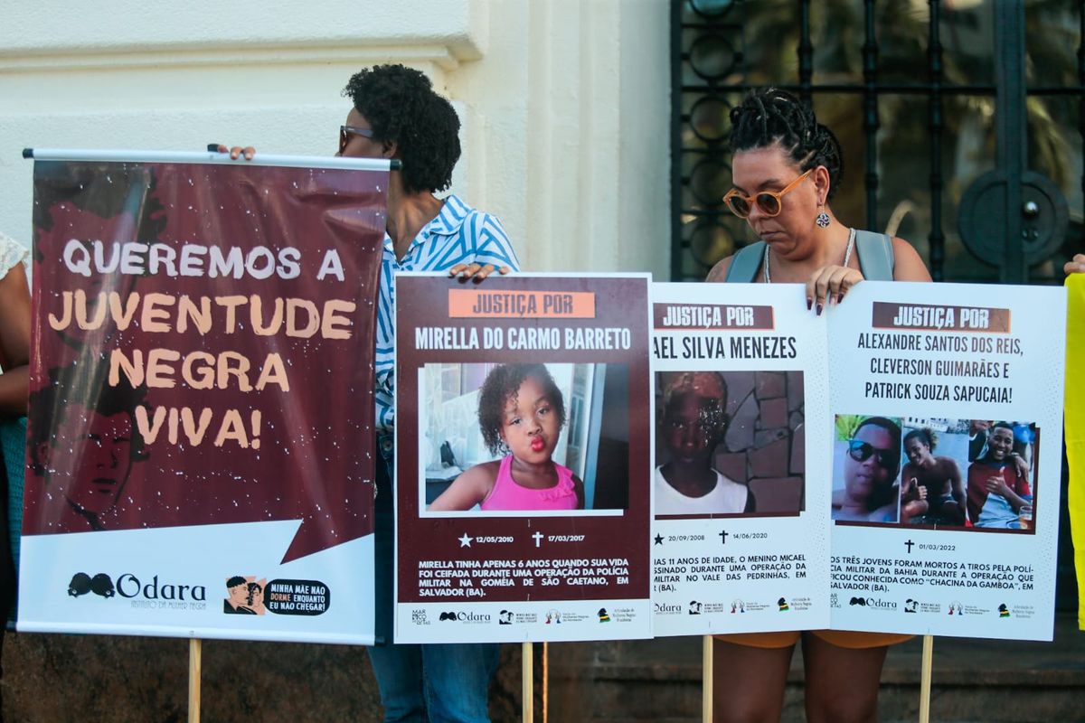 Manifestantes na porta do Fórum Ruy Barbosa