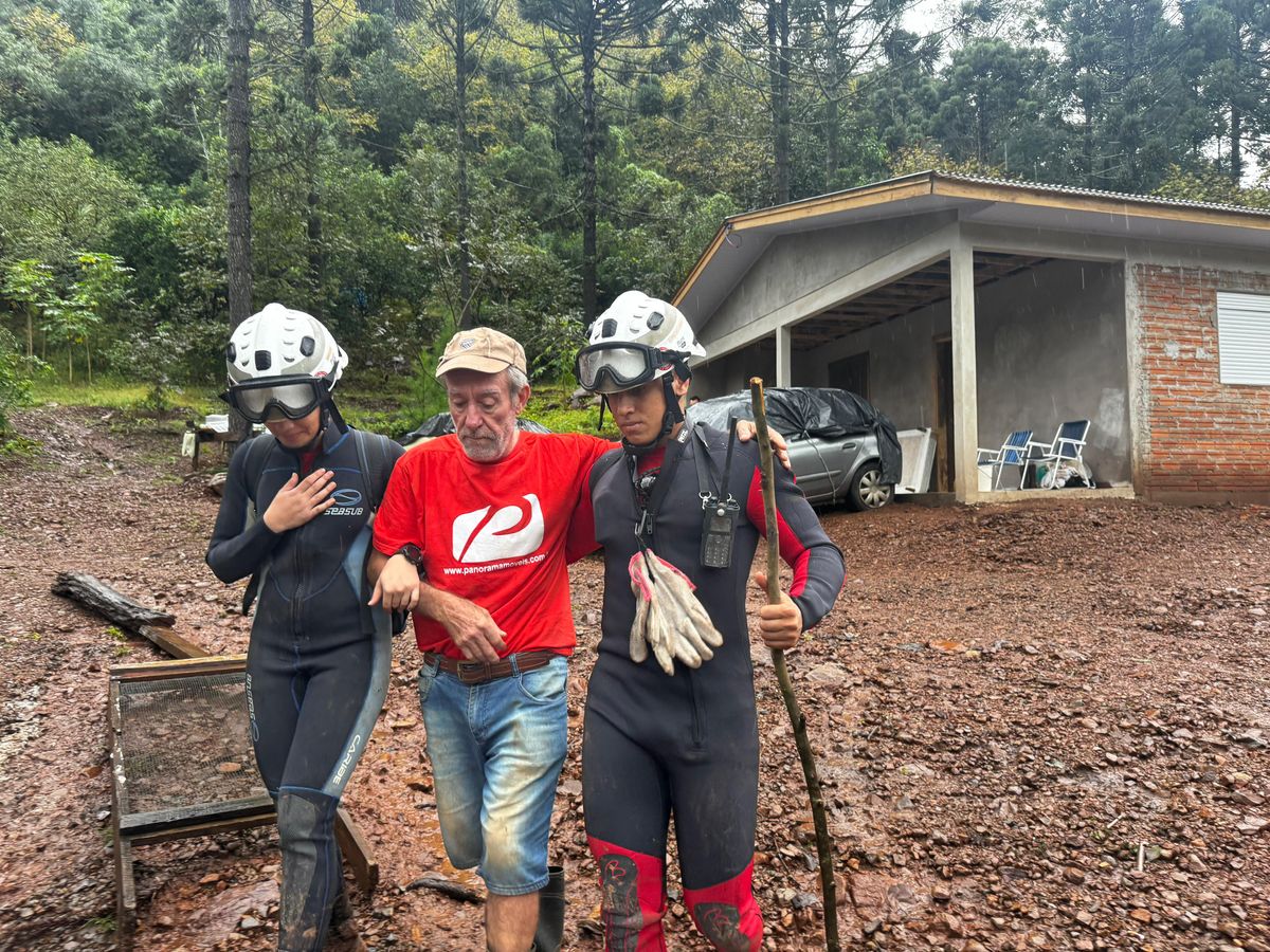 Bombeiros baianos resgatam vítimas no Rio Grande do Sul