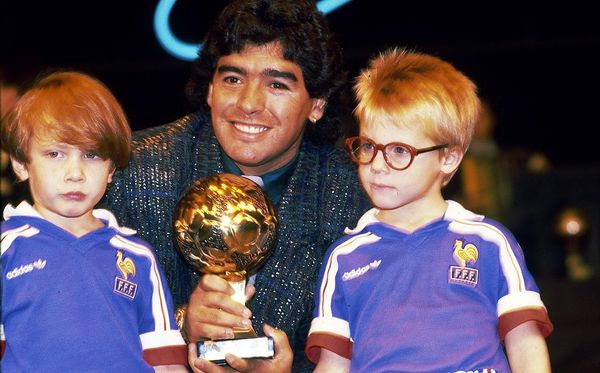 Maradona com o troféu Bola de Ouro, conquistado na Copa de 1986