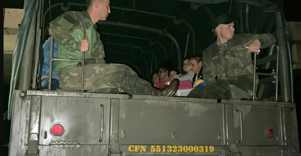 Militares apoiam sobreviventes de enchentes no Rio Grande do Sul