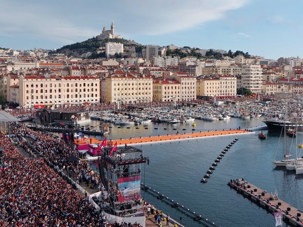 Imagem - Em clima de festa, tocha olímpica chega a Marselha no navio Belem