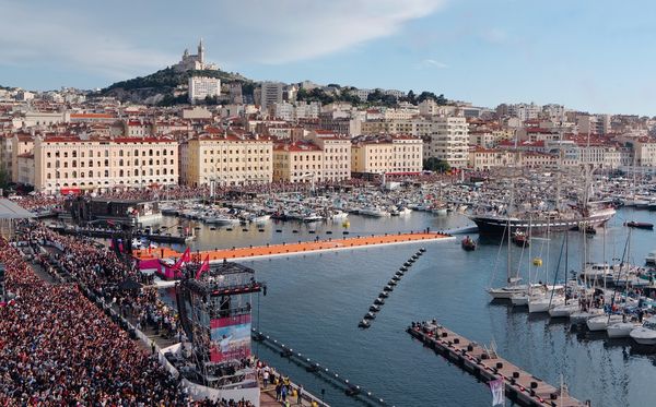 Tocha olímpica chegou em Marselha no veleiro Belem