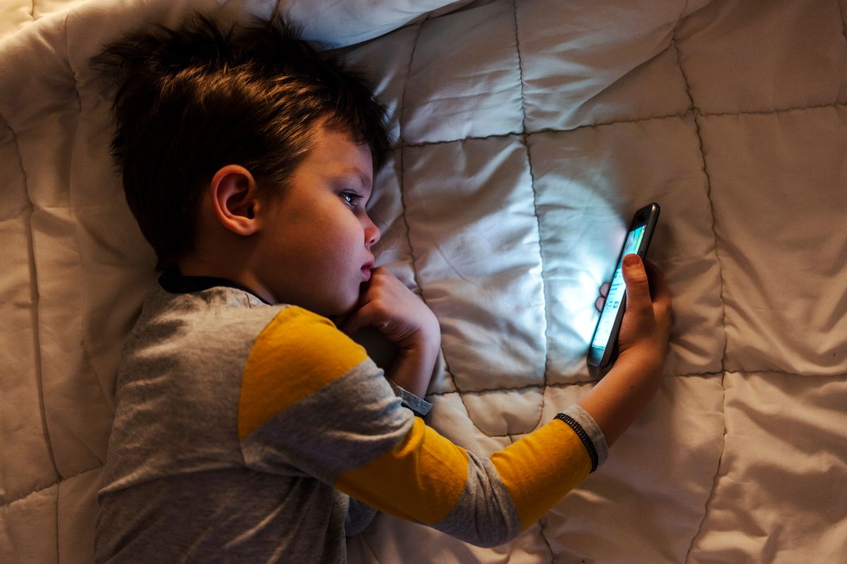 Uso de telas por crianças pequenas   reduz a interação verbal com os pais 