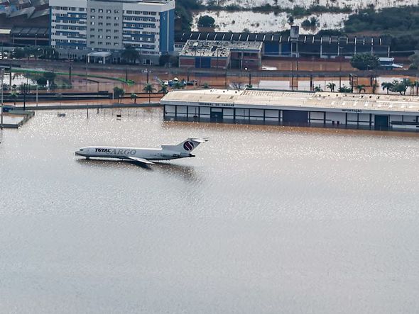 Imagem - Água volta a subir no aeroporto de Porto Alegre e atinge aviões
