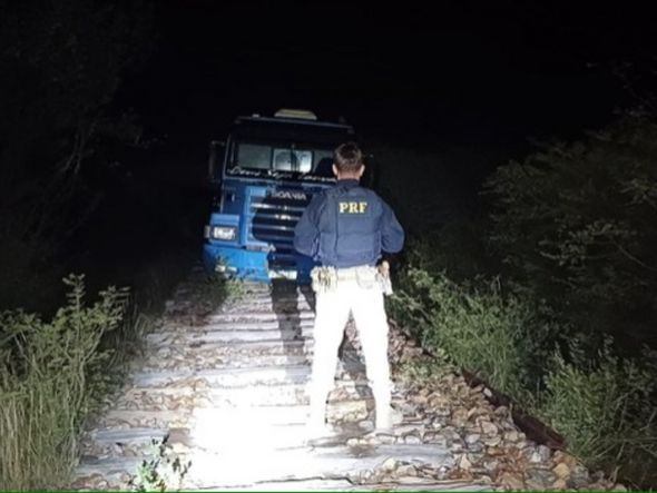 Imagem - PRF flagra tentativa de roubo de quase 30 toneladas de trilhos em Juazeiro