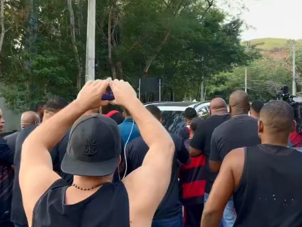 Imagem - Flamengo é alvo de protestos no Ninho do Urubu e jogadores têm carros cercados